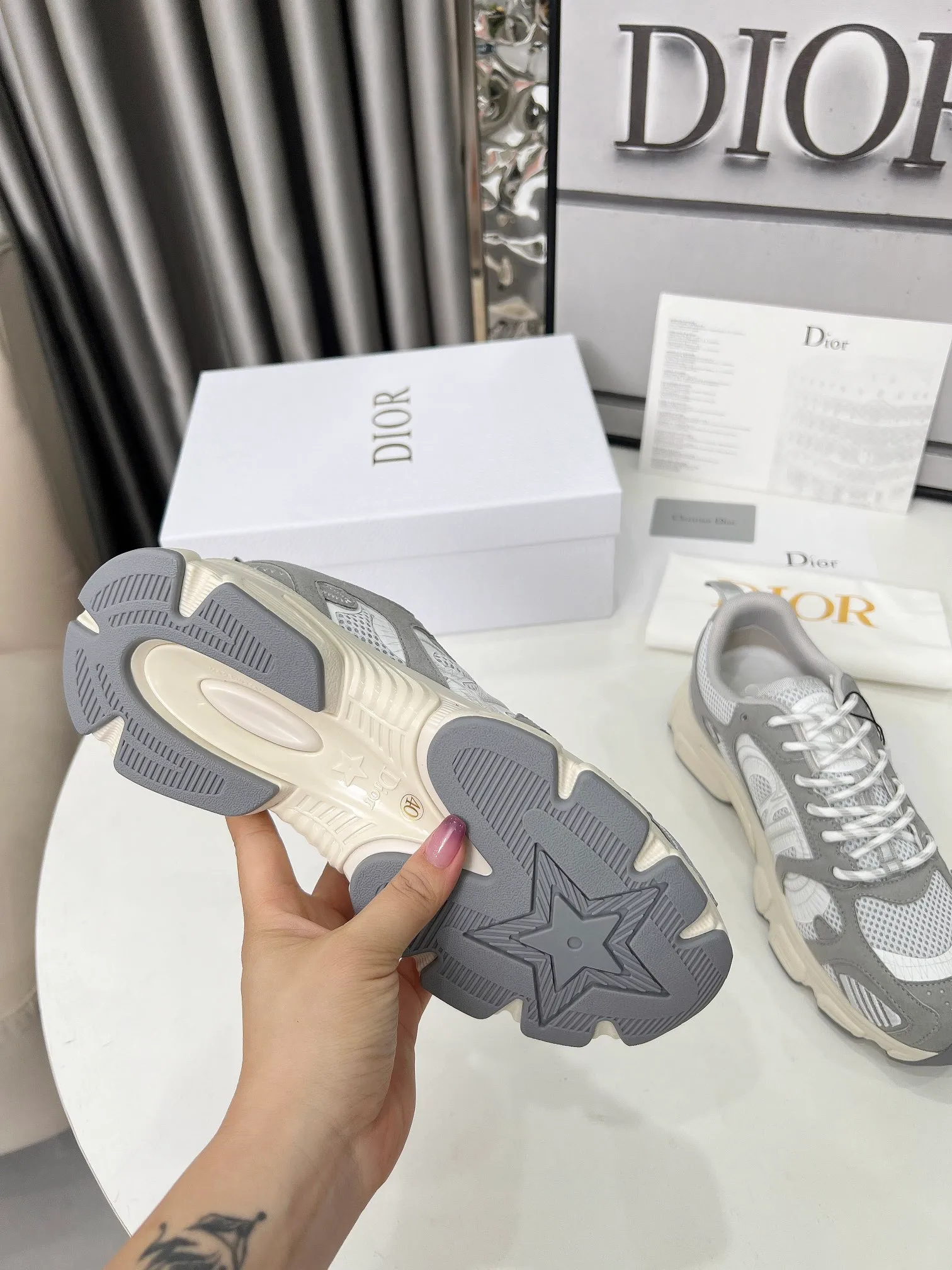 P560🐮🐮The official website of Dijia's new colors has been updated simultaneously [Celebration] This Dior Vibe sneaker incorporates Dior's high-end spirit and reinterprets classic running shoes. White mesh fabric features an Oblique print and is paired with laminated leather-effect panels in gold and silver tones for a contrasting look. It is further embellished with classic details such as 3D effect details, the lucky star symbol on the rear, and the logo on the tongue and rear pull tab. The lightweight sole is embellished with gray stars, complementing a variety of casual or elegant pieces for a modern look. Size: Women’s size 35-41 (35/42 can be customized) Men’s size 40-46 (39/46 can be customized)